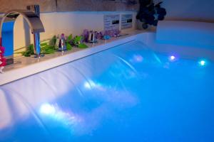 圣玛格丽塔-利古雷Historia Vitiello: The First Experience Suite的浴室内设有一个大型游泳池及水槽