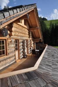 JenigBärenhütte Tröpolach-Nassfeld的小木屋设有大型木制甲板