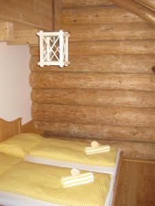 JenigBärenhütte Tröpolach-Nassfeld的木墙客房的一张床位