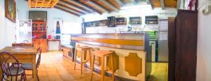 法鲁RIA Terrace的厨房配有柜台和桌椅