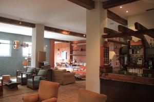 La Font D´En CarròsHotel Boutique Moli El Canyisset的客厅配有家具和壁炉