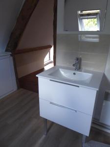 Le Mesnil-sur-BlangyGite de la Saulnière的一间带白色水槽和窗户的浴室