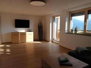 奇勒谷地哈特Ferienwohnung La-Wurm的客厅配有平面电视和窗户。