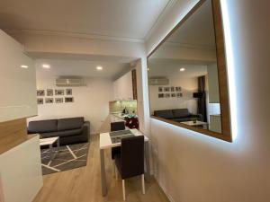 莫斯塔尔Apartments & Rooms Mostar Story的客厅配有桌子和镜子