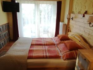 索普隆维拉格公寓的一间卧室设有一张大床和窗户