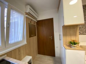 Apartments & Rooms Mostar Story的电视和/或娱乐中心