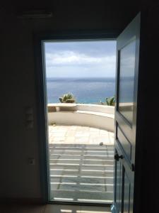 基奥尼亚Villa Ioanna Tinos的通往海景阳台的门