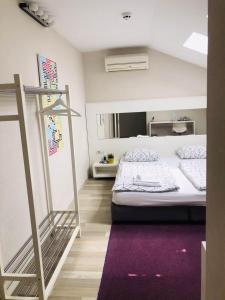 大特尔诺沃Executive Rooms and Suites Play的一间卧室配有一张大床和紫色地毯。