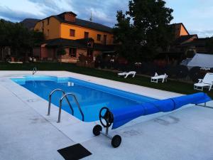 博拉涅斯科纳德美杜拉斯酒店的一座蓝色的游泳池,在房子前面有玩具