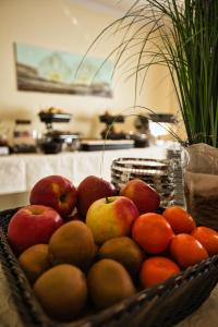 库克斯港Hotel Meeresruh Garni的厨房里放着一篮苹果和橙子