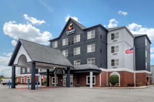 卡尔霍恩Comfort Inn & Suites Calhoun South的拥有黑白建筑的酒店