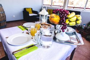 明德卢Criola Maison的一张桌子,上面放着一盘食物和一碗水果