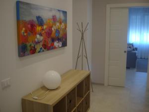 切尔沃Serena的一间墙上挂有绘画的桌子的房间