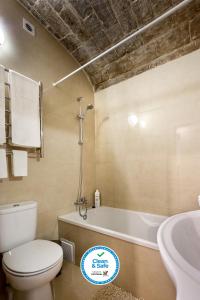 埃武拉Casa Becco dos Assucares, com free garagem - Centro Histórico的浴室配有卫生间、浴缸和水槽。