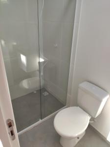弗洛里亚诺波利斯Paradise Container Glamping的浴室配有白色卫生间和淋浴。