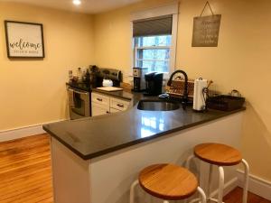 Ulster ParkNewly Renovated 3BR Hudson Valley House的厨房配有柜台和2张凳子