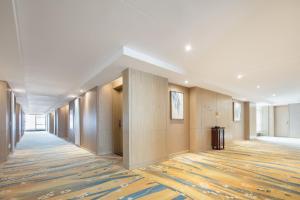 安顺万绿城铂瑞兹酒店的办公室大楼的空走廊,有地毯