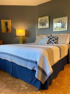基黑Perfect for families and couples - Maui Sunset A-203的一间卧室配有一张带蓝色毯子的大床