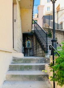 博索莱伊monaco, CHAMBRE LUXE, à 250M casino的通往一座有雕像的建筑的楼梯
