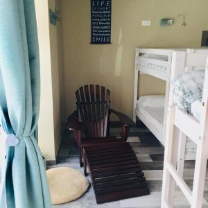 比韦罗Oli Vita Hostel ALBERGUE CON ENCANTO的客房设有摇椅和两张双层床。