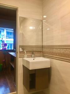涛岛蓝钻度假酒店的浴室设有白色水槽和镜子
