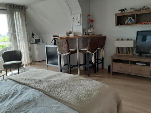 GiessenburgIn de Wolken的卧室配有一张床和一张桌子及椅子