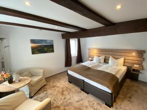 达登科赫酒店的一间卧室配有一张大床和一张沙发