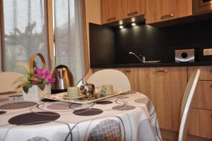 塞尔河畔维克Chez Léontine的厨房配有带白色桌布的桌子
