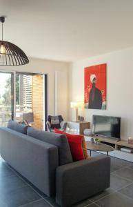圣若里奥Le Saint-Jore - 2 bedroom apartment balcony & parking的带沙发和电视的客厅