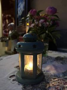 埃格尔阿佛洛狄忒公寓的花瓶,桌上的蜡烛