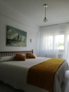 塞埃佩雷林尼亚酒店的卧室设有一张白色大床和一扇窗户。