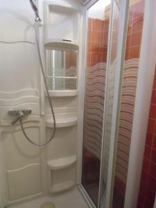 埃格利斯讷沃-当特赖格普罗维登斯酒店的浴室里设有玻璃门淋浴