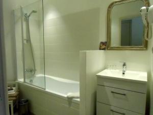 埃格利斯讷沃-当特赖格普罗维登斯酒店的带淋浴、盥洗盆和浴缸的浴室