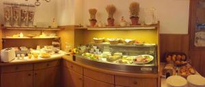 杜塞尔多夫沃木斯酒店的餐厅厨房提供自助餐和食物