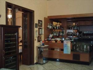 瓦雷塞利古雷阿尔伯格阿米奇酒店的一间房间,房间里有一个带柜台的商店