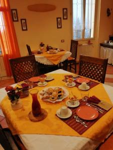 MiazzinaCà Pinotta的一张木桌,上面有食物