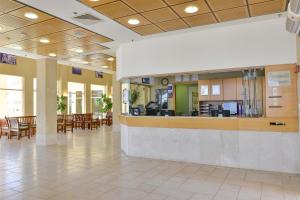 恩波其克HI - 马萨达旅舍的医院的大厅,配有桌椅