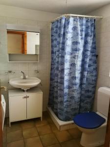 马贾Rustico Il Pardo的浴室配有淋浴帘和盥洗盆。