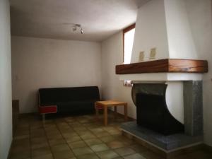 马贾Rustico Il Pardo的客厅设有壁炉和沙发。