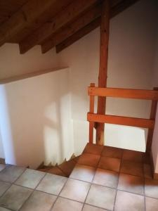 马贾Rustico Il Pardo的一个带木椅的房间的角落