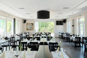 博特罗普贝森布什餐厅酒店的一间设有白色桌椅的用餐室