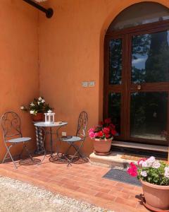 皮蒂利亚诺La Casa all'Oliveto的门旁设有带桌椅的天井。