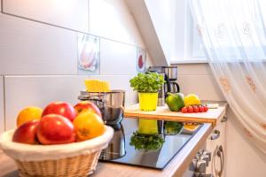 巴特霍夫加施泰因Apartments Davydov的厨房在柜台上摆放着一篮水果和蔬菜