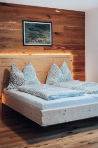 锡利安Appartment Helmblick的一张带蓝色和白色枕头的床