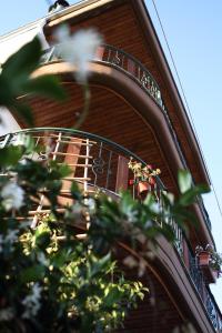 Chrysohorafa里姆奈奥旅馆的一座带阳台的建筑