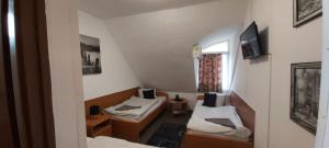 塔塔班亚罗曼蒂克艾滕姆酒店 - 潘兹奥的小房间设有两张床和镜子
