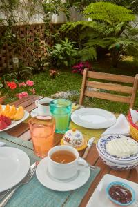 蓬塔德尔加达Casadacidade的一张桌子,上面放着食物和饮料