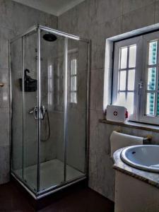 塞图巴尔Páteo memória, casa do beco的带淋浴和盥洗盆的浴室