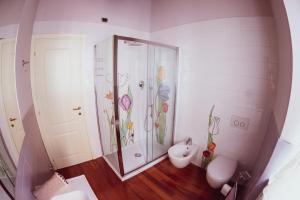 雷卡纳蒂港Mare DiVino的带淋浴和卫生间的浴室