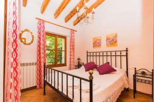 德阿Hostal Villa Verde-Adults Only的一间卧室配有一张带紫色枕头的床